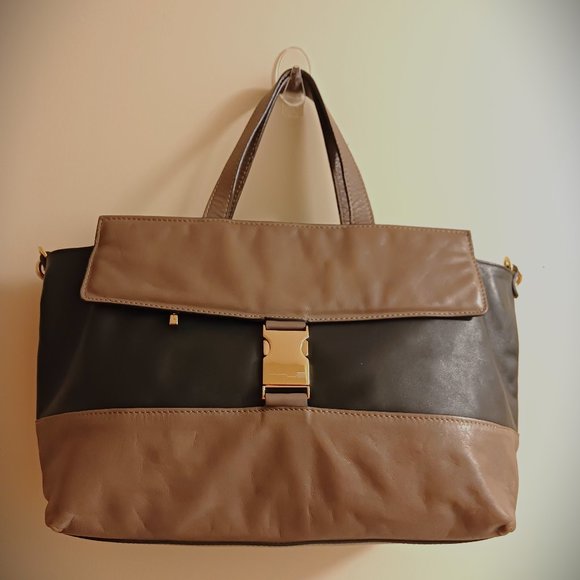 Elegant Two-Tone Leather Handbag - Picture 15 of 15